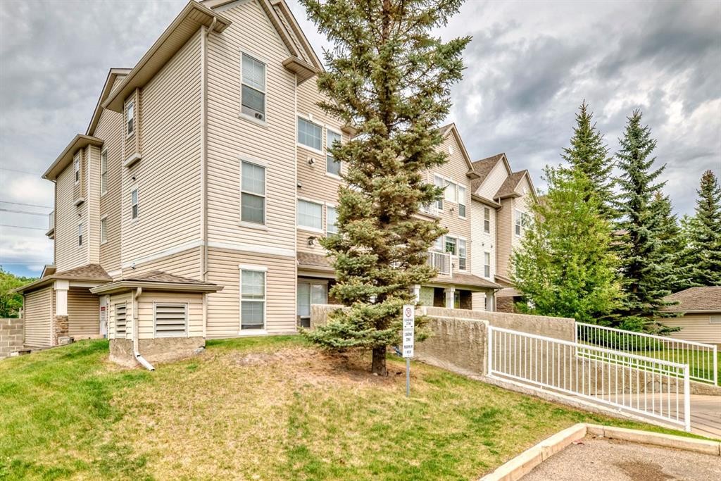 209-1000 Applevillage Court Se, Calgary, AB - Outdoor