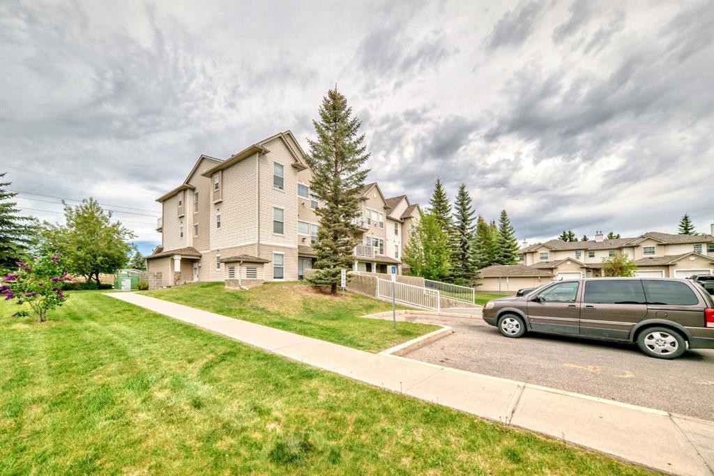 209-1000 Applevillage Court Se, Calgary, AB - Outdoor