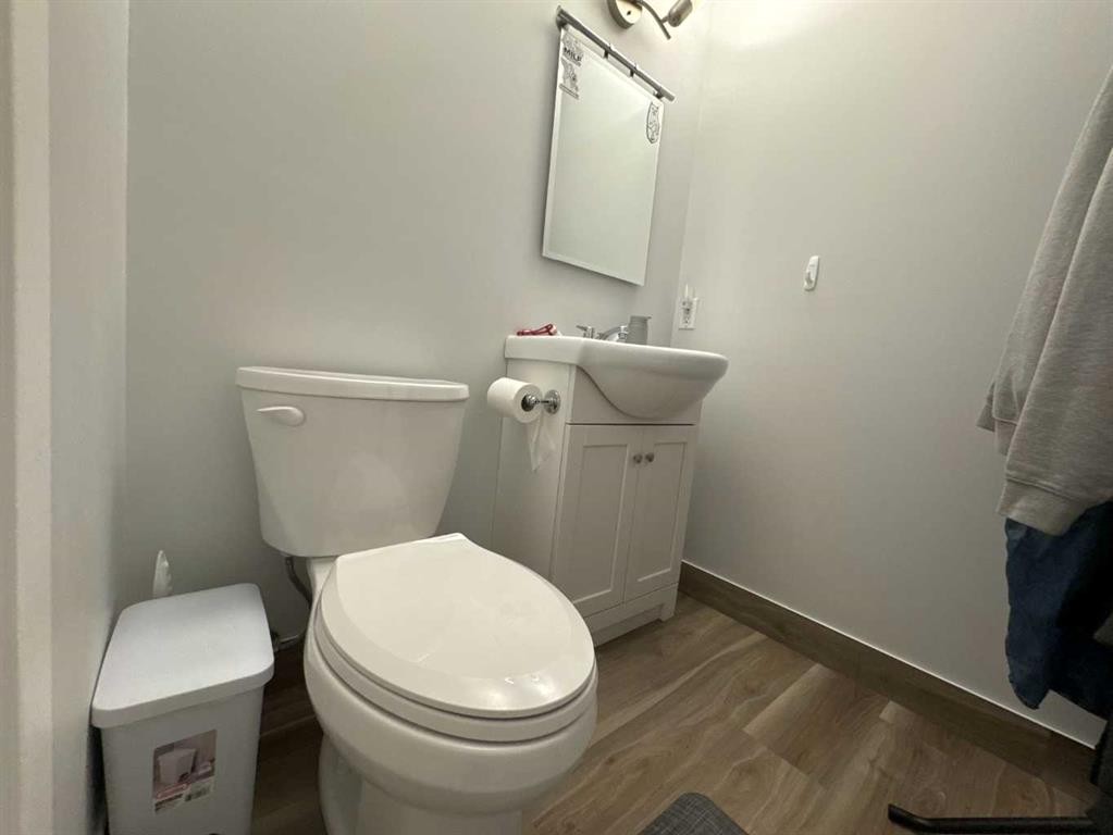 8-304 Ross Avenue, Cochrane, AB - Indoor Photo Showing Bathroom