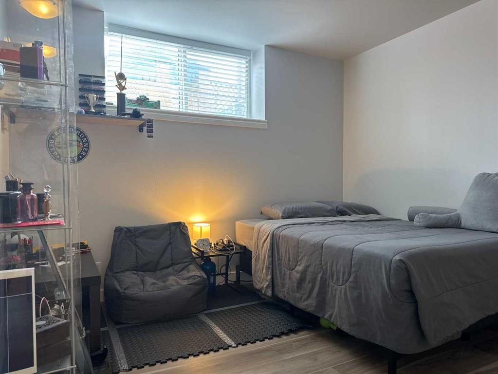 8-304 Ross Avenue, Cochrane, AB - Indoor Photo Showing Bedroom