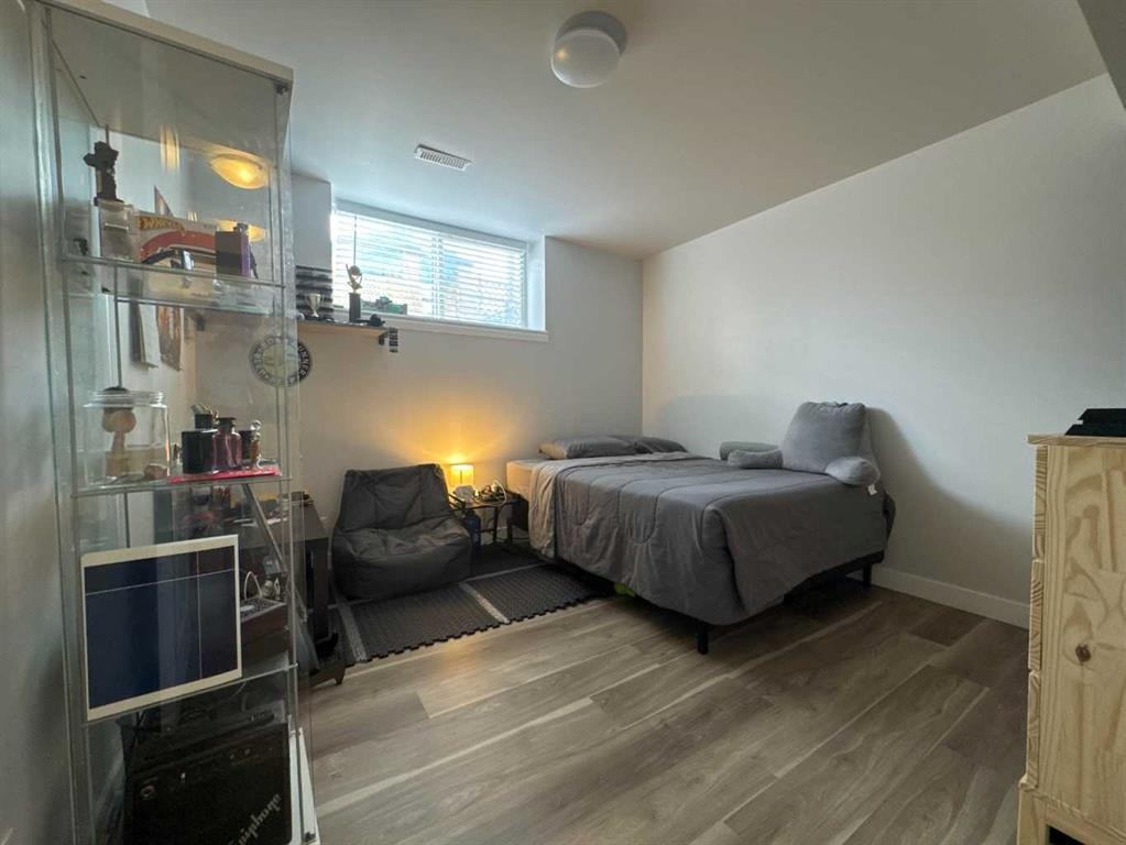 8-304 Ross Avenue, Cochrane, AB - Indoor Photo Showing Bedroom