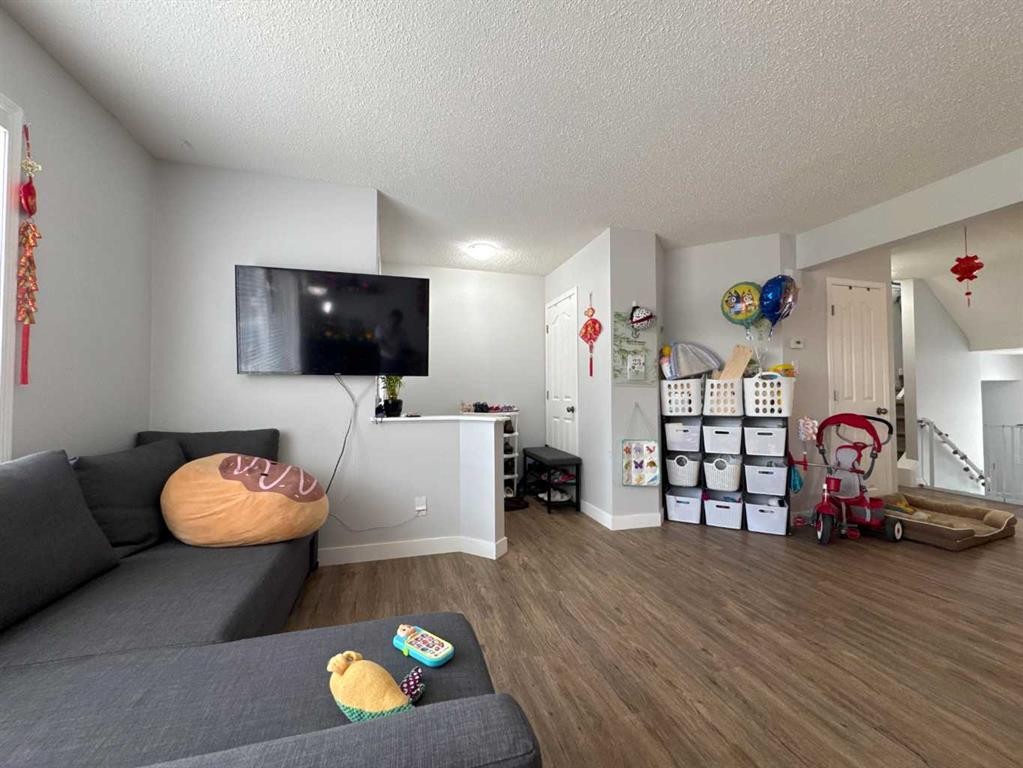 8-304 Ross Avenue, Cochrane, AB - Indoor Photo Showing Other Room
