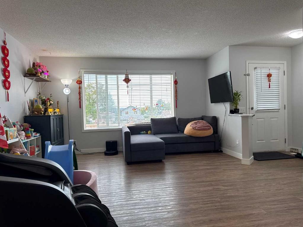 8-304 Ross Avenue, Cochrane, AB - Indoor Photo Showing Living Room