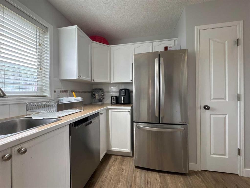 8-304 Ross Avenue, Cochrane, AB - Indoor Photo Showing Kitchen
