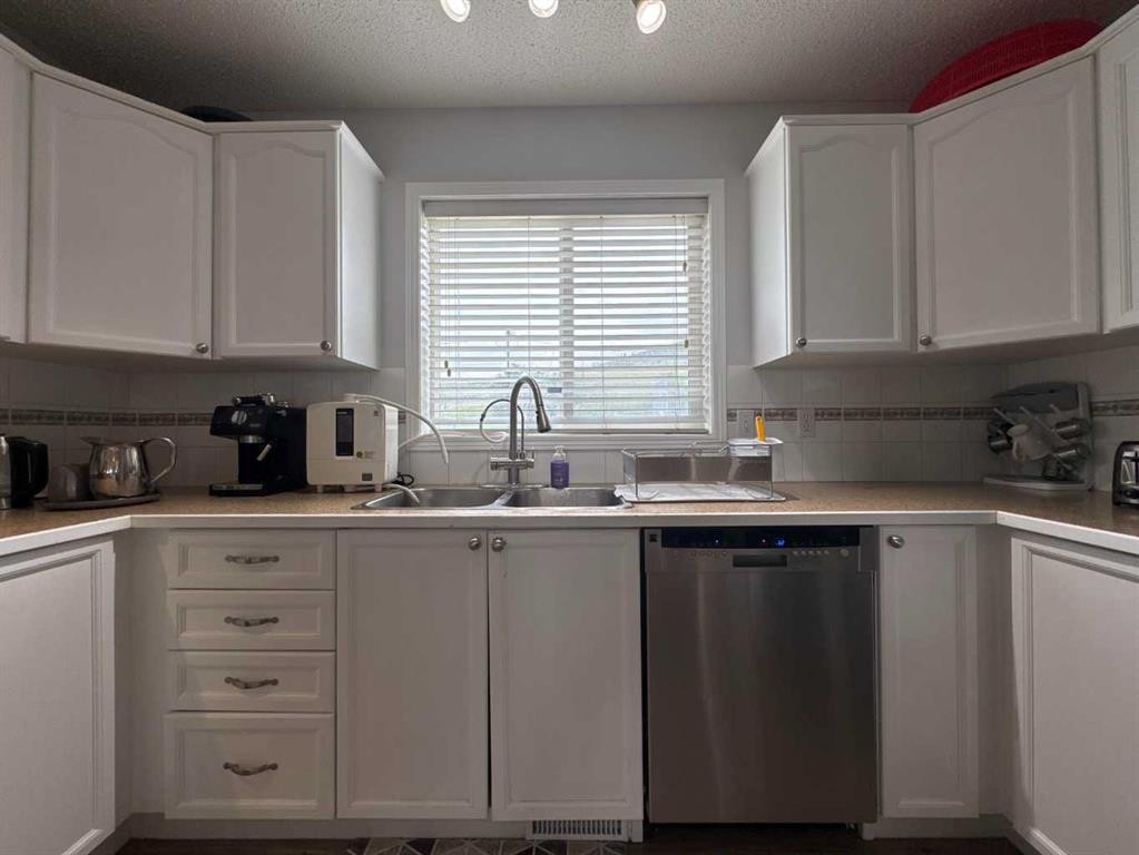 8-304 Ross Avenue, Cochrane, AB - Indoor Photo Showing Kitchen With Double Sink