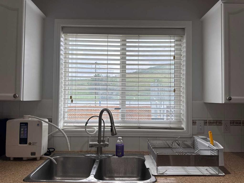 8-304 Ross Avenue, Cochrane, AB - Indoor Photo Showing Kitchen With Double Sink
