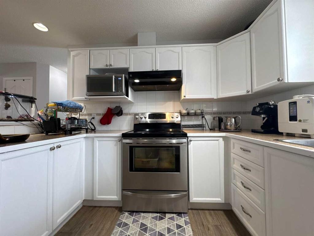 8-304 Ross Avenue, Cochrane, AB - Indoor Photo Showing Kitchen