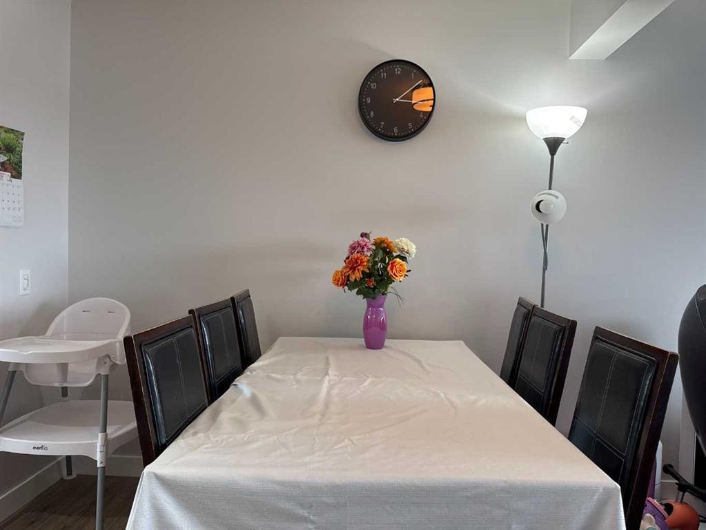 8-304 Ross Avenue, Cochrane, AB - Indoor Photo Showing Dining Room