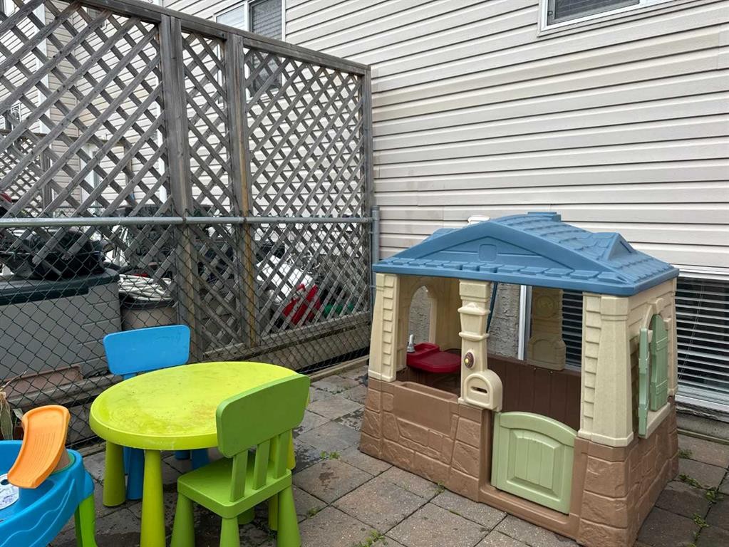 8-304 Ross Avenue, Cochrane, AB - Outdoor With Exterior