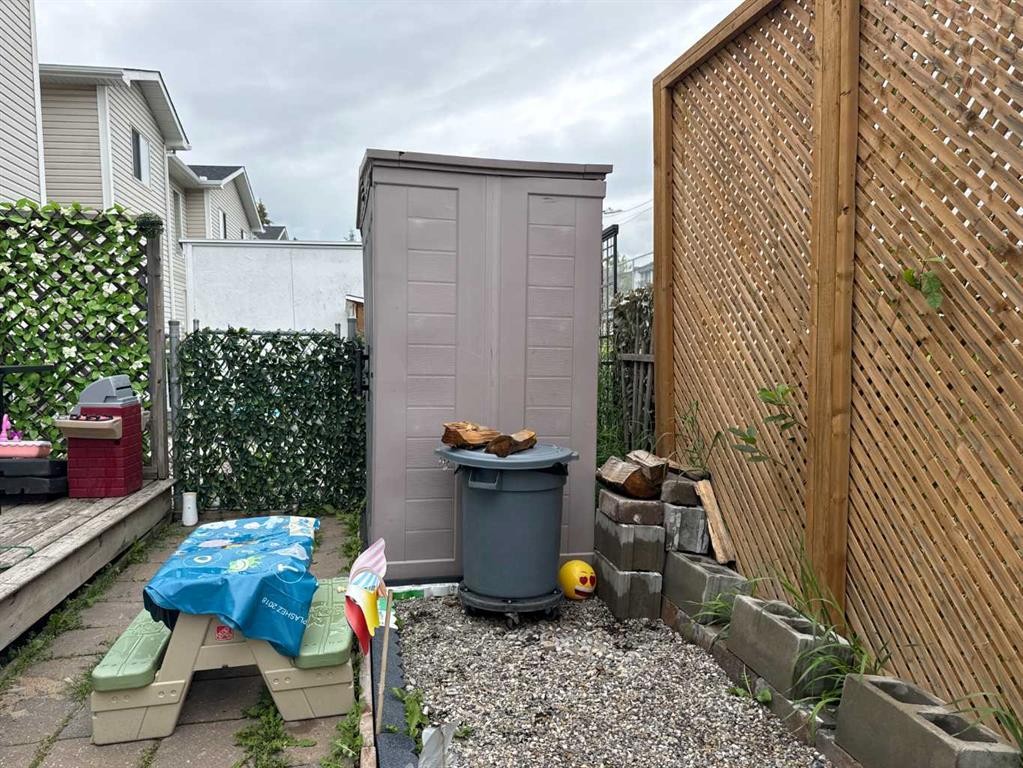 8-304 Ross Avenue, Cochrane, AB - Outdoor With Exterior