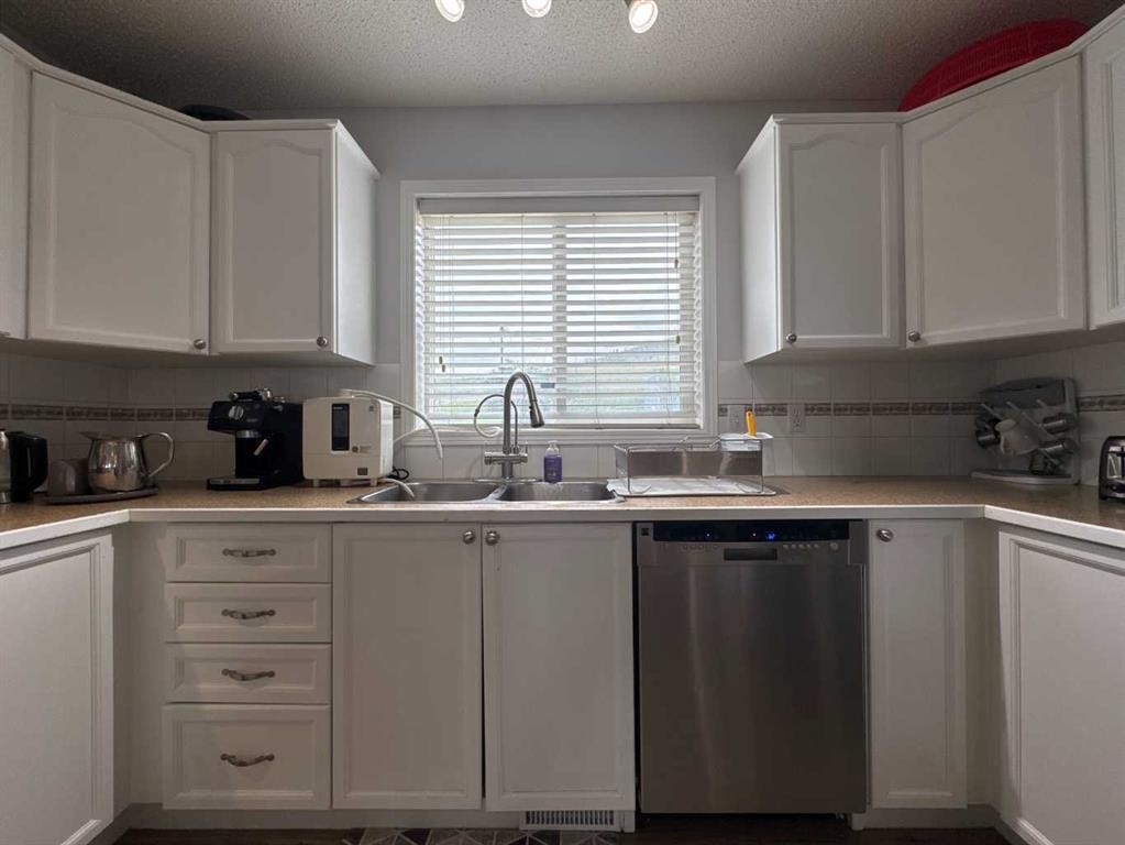 8-304 Ross Avenue, Cochrane, AB - Indoor Photo Showing Kitchen With Double Sink