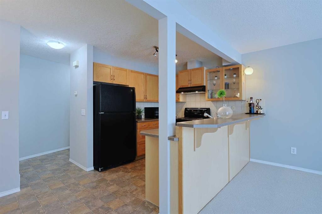 322 Country Village Cape Ne, Calgary, AB - Indoor Photo Showing Kitchen