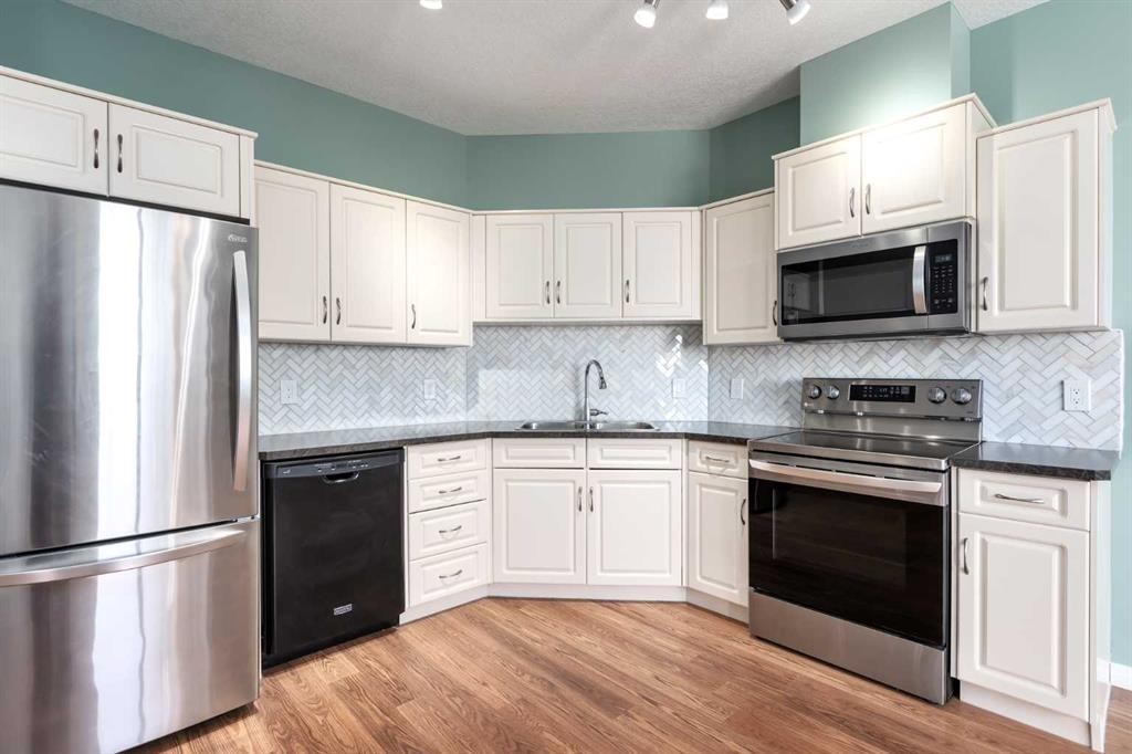 316-43 Sunrise Loop Se, High River, AB - Indoor Photo Showing Kitchen