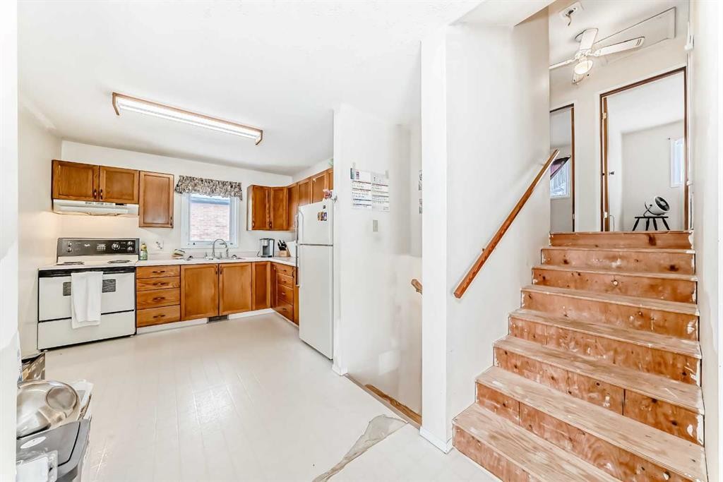 220 Haskayne Avenue, Gleichen, AB - Indoor Photo Showing Kitchen