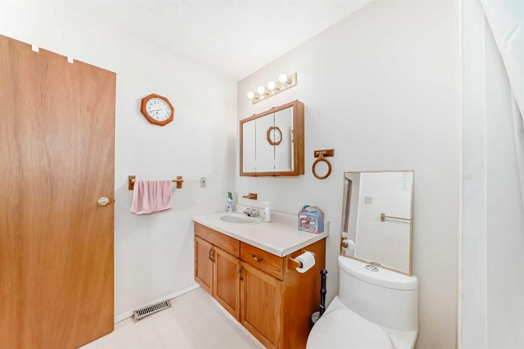 220 Haskayne Avenue, Gleichen, AB - Indoor Photo Showing Bathroom