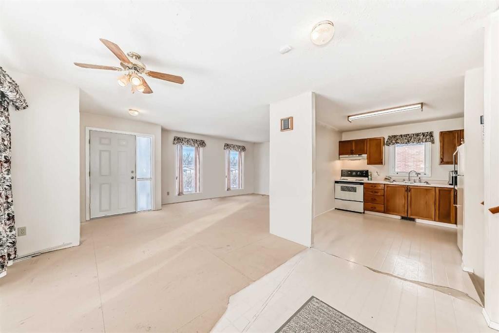 220 Haskayne Avenue, Gleichen, AB - Indoor Photo Showing Kitchen