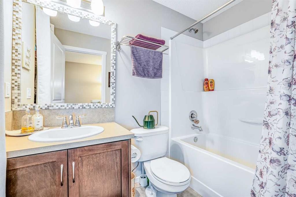 30 Nolanfield Heights Nw, Calgary, AB - Indoor Photo Showing Bathroom