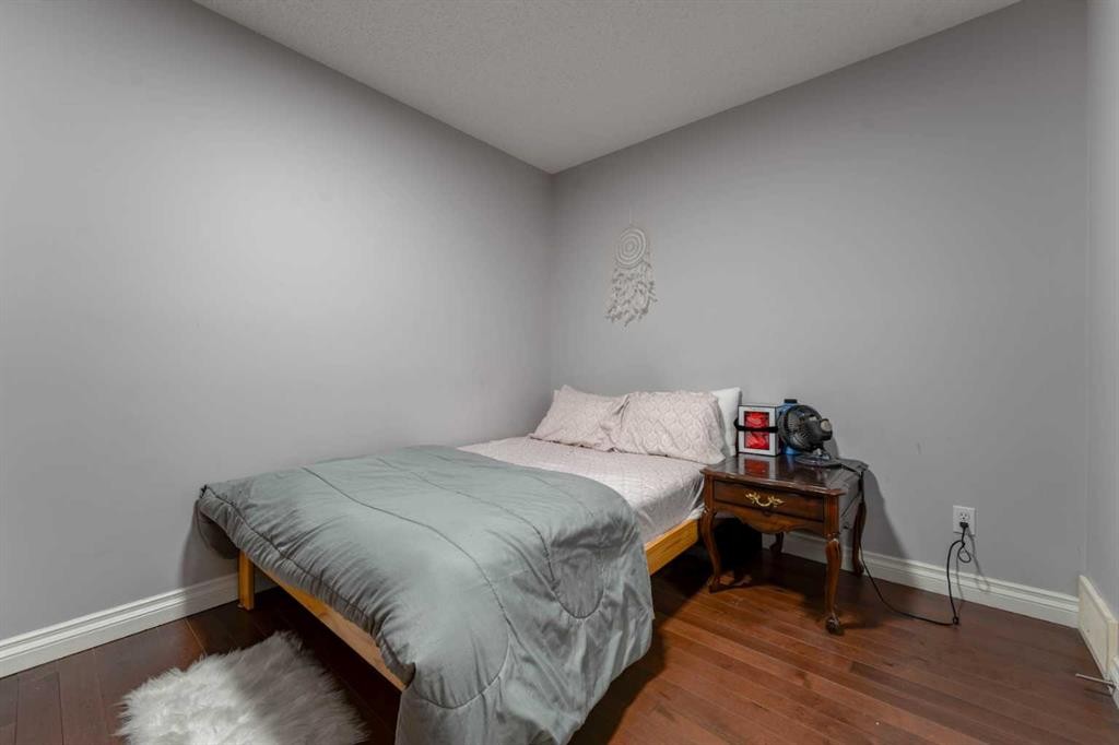 236 Willowmere Way, Chestermere, AB - Indoor Photo Showing Bedroom