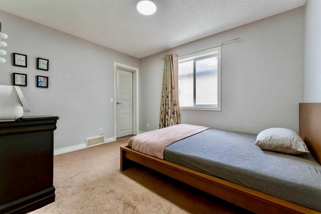 236 Willowmere Way, Chestermere, AB - Indoor Photo Showing Bedroom