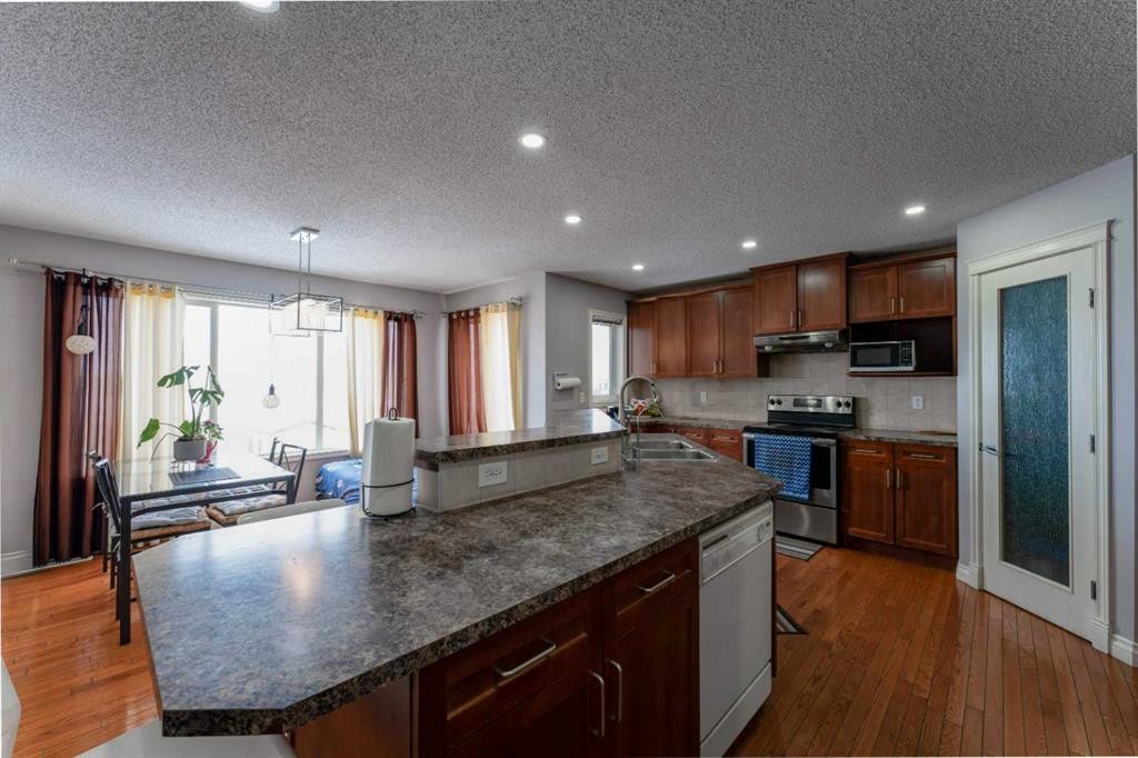 236 Willowmere Way, Chestermere, AB - Indoor Photo Showing Kitchen