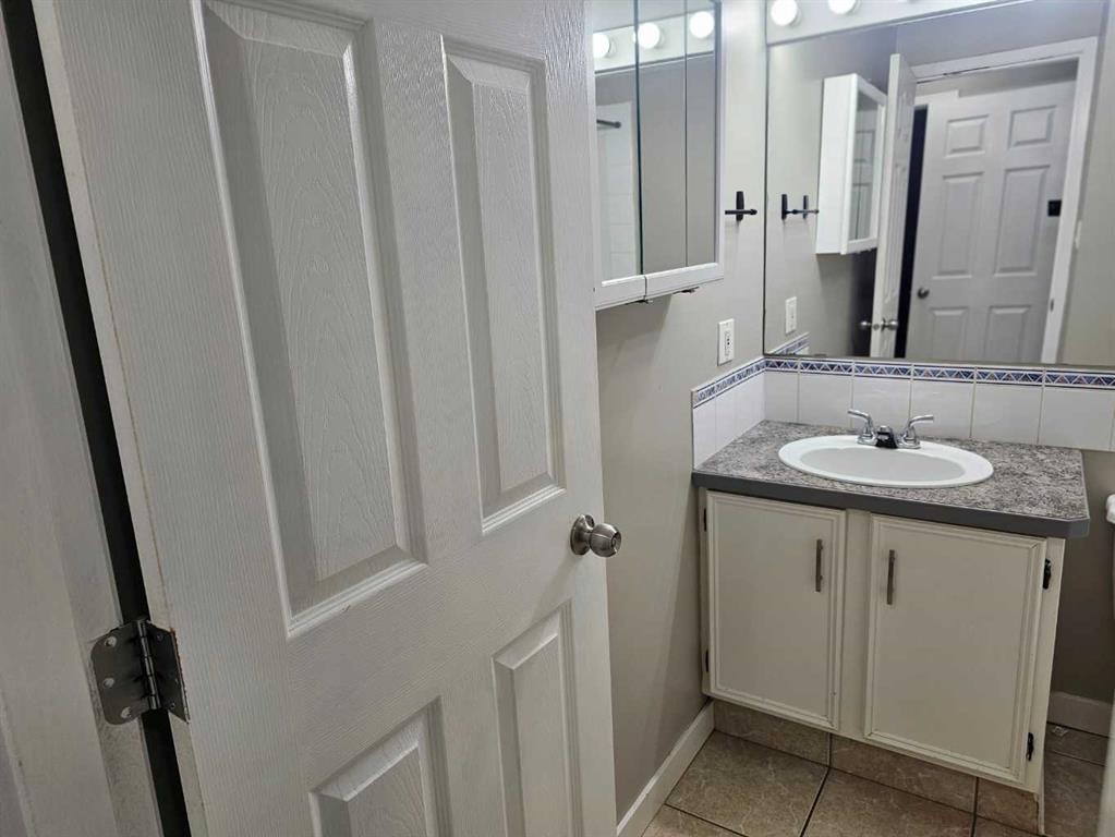 105-5812 61 Street, Red Deer, AB - Indoor Photo Showing Bathroom