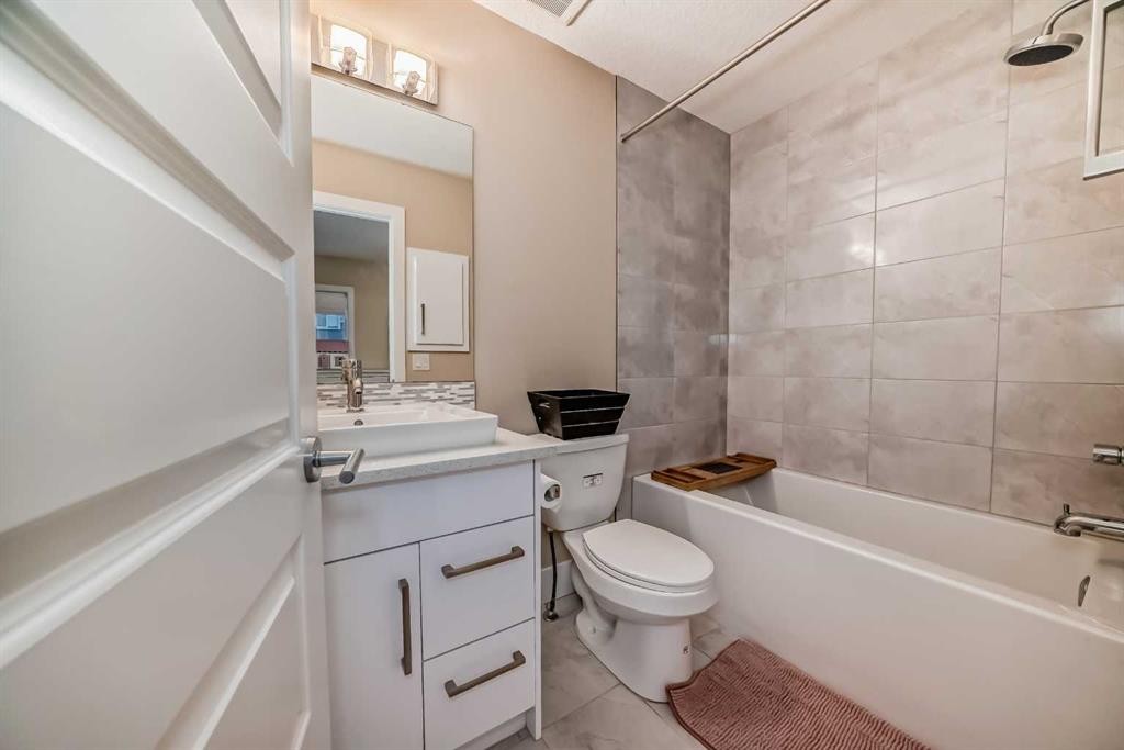 4 Quarry Lane Se, Calgary, AB - Indoor Photo Showing Bathroom