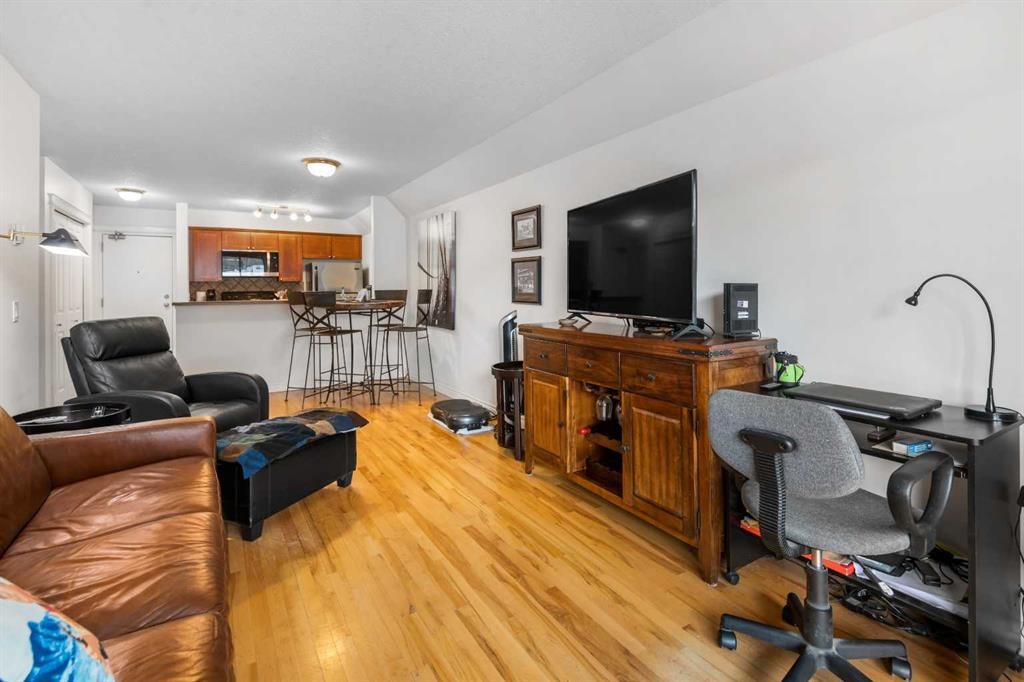 106-420 3 Avenue Ne, Calgary, AB - Indoor Photo Showing Living Room