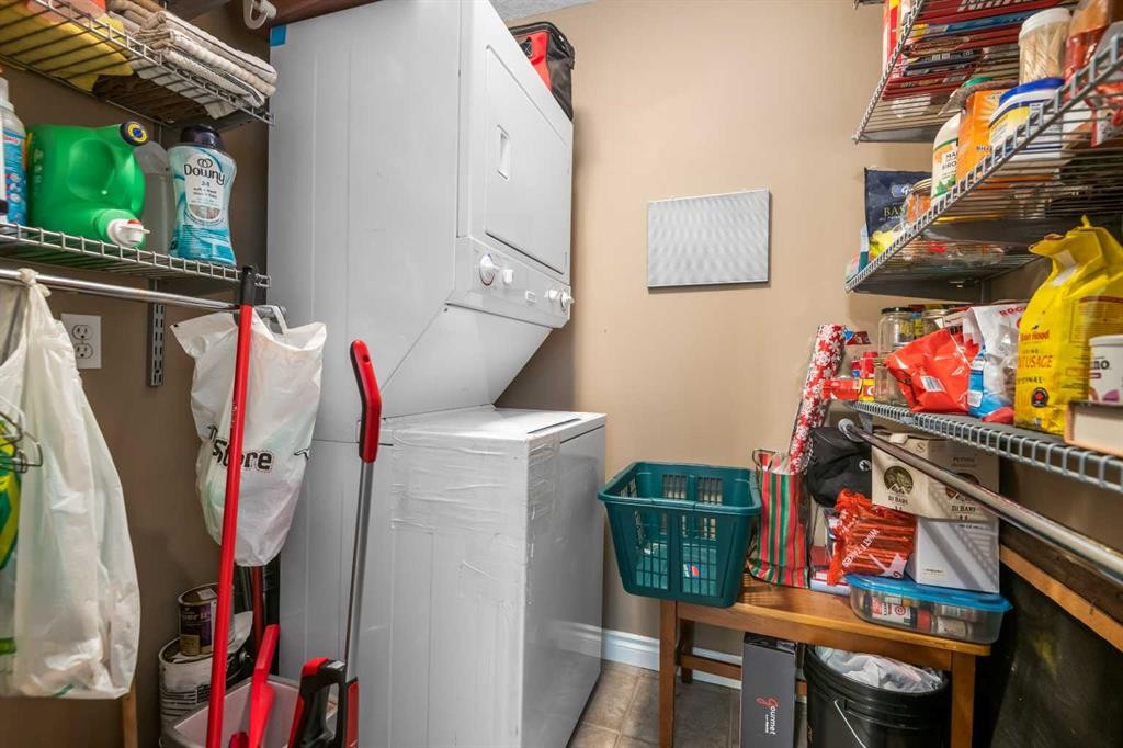 106-420 3 Avenue Ne, Calgary, AB - Indoor Photo Showing Laundry Room