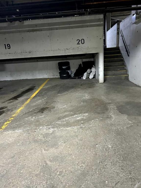 106-420 3 Avenue Ne, Calgary, AB - Indoor Photo Showing Garage