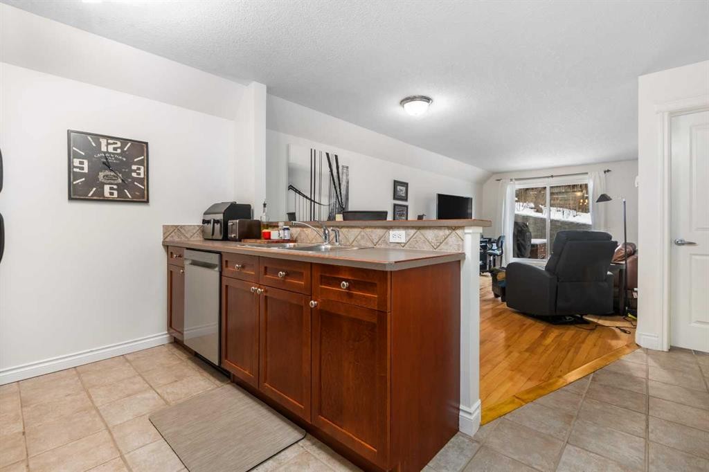 106-420 3 Avenue Ne, Calgary, AB - Indoor Photo Showing Kitchen With Double Sink
