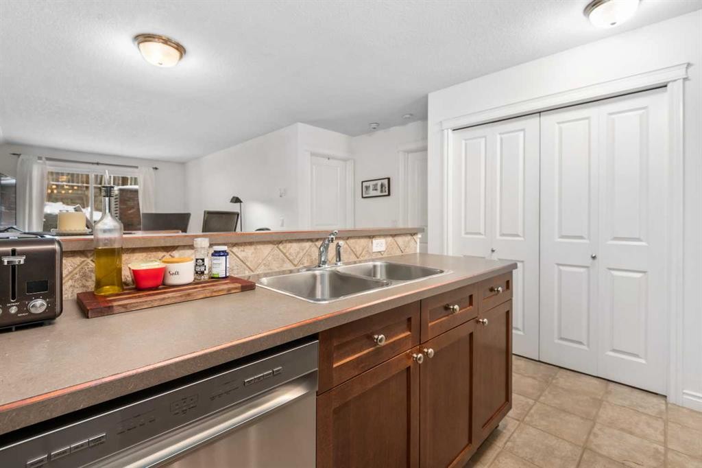 106-420 3 Avenue Ne, Calgary, AB - Indoor Photo Showing Kitchen With Double Sink
