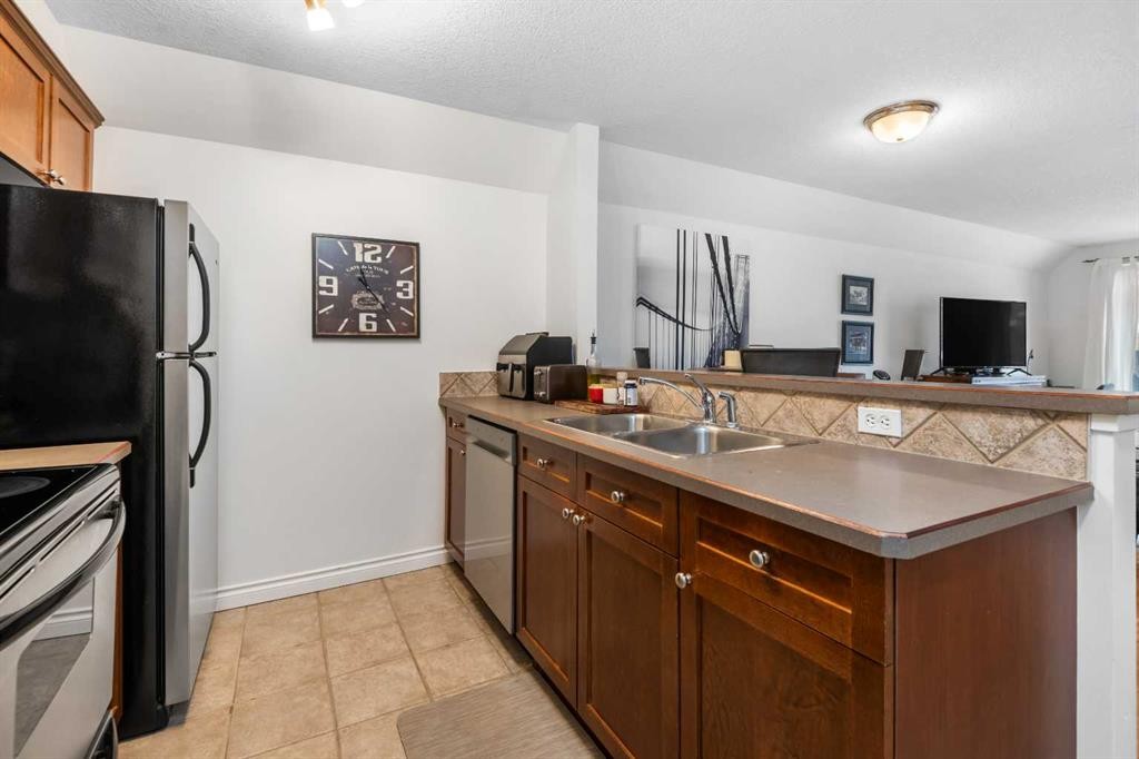 106-420 3 Avenue Ne, Calgary, AB - Indoor Photo Showing Kitchen With Double Sink