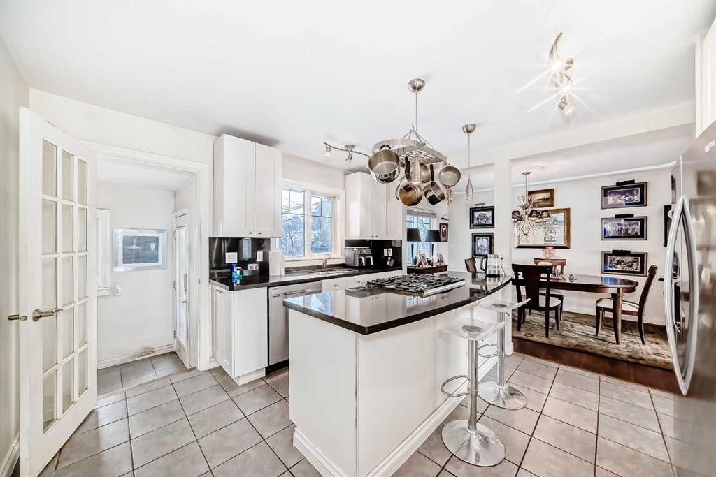 2204 25 Avenue Nw, Calgary, AB - Indoor Photo Showing Kitchen