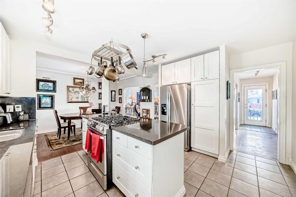 2204 25 Avenue Nw, Calgary, AB - Indoor Photo Showing Other Room