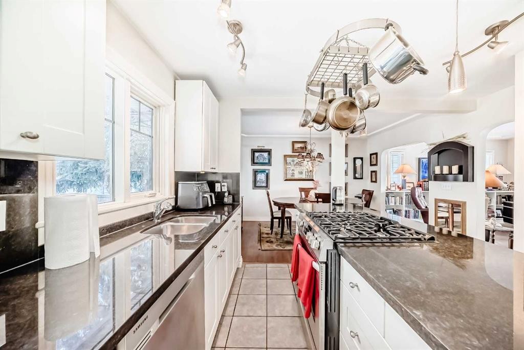 2204 25 Avenue Nw, Calgary, AB - Indoor Photo Showing Kitchen With Double Sink