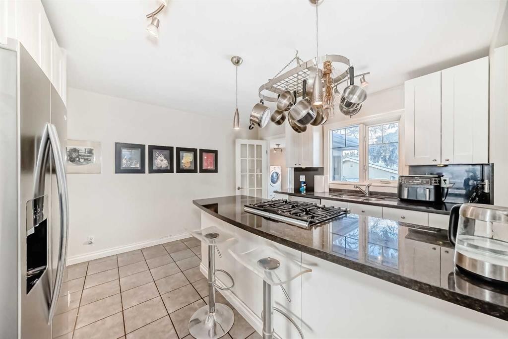 2204 25 Avenue Nw, Calgary, AB - Indoor