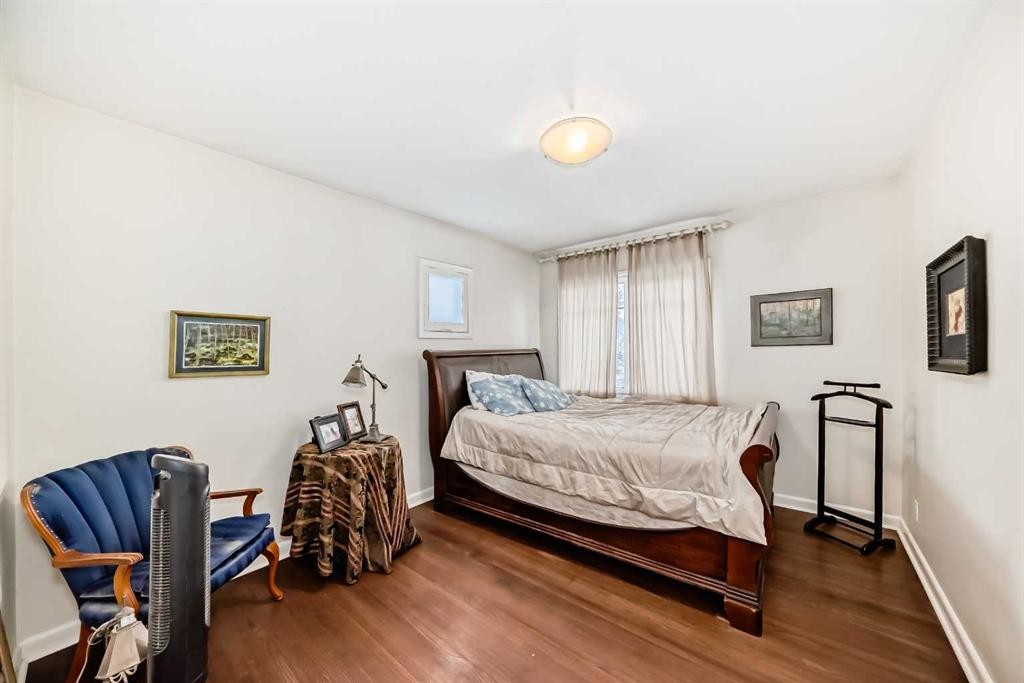 2204 25 Avenue Nw, Calgary, AB - Indoor Photo Showing Bedroom