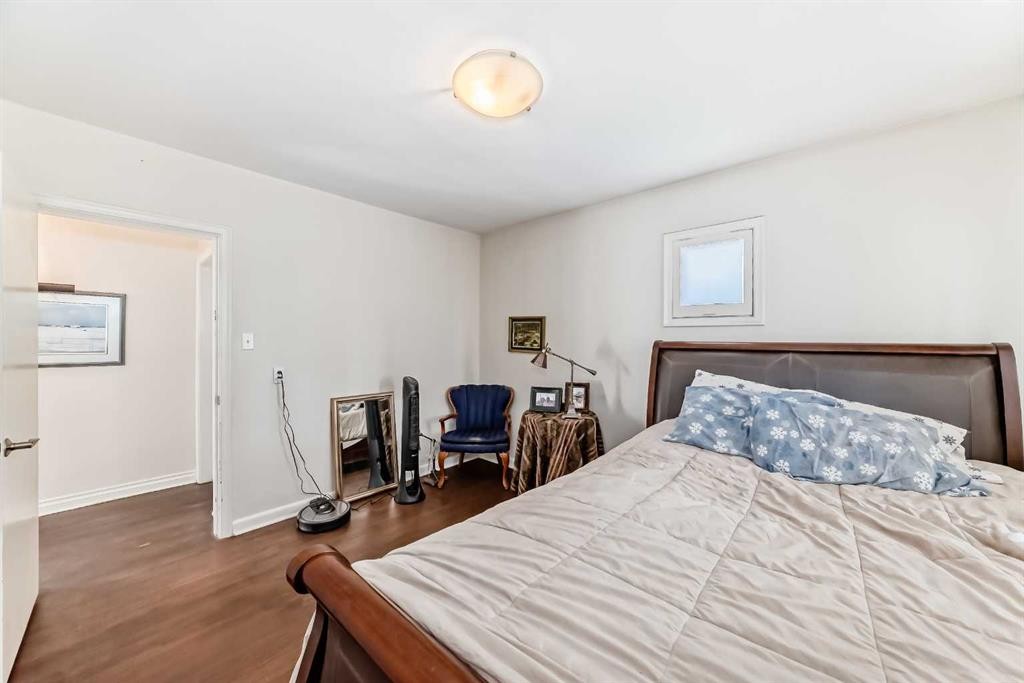 2204 25 Avenue Nw, Calgary, AB - Indoor Photo Showing Bedroom
