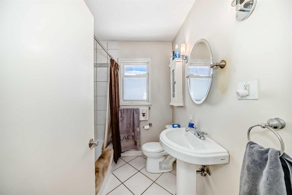 2204 25 Avenue Nw, Calgary, AB - Indoor Photo Showing Bathroom