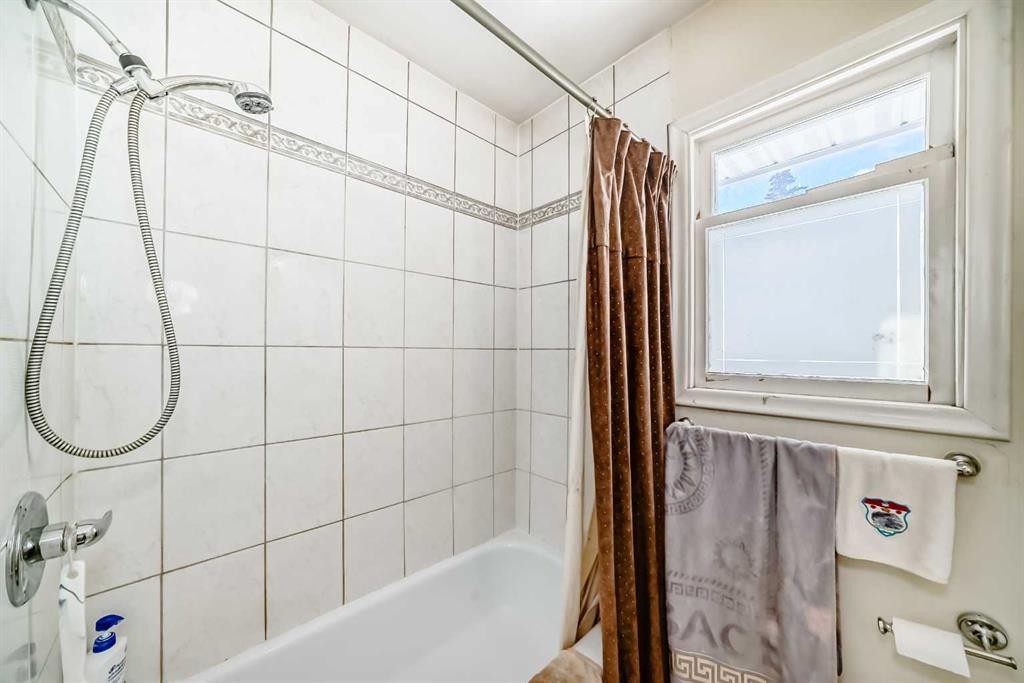 2204 25 Avenue Nw, Calgary, AB - Indoor Photo Showing Bathroom