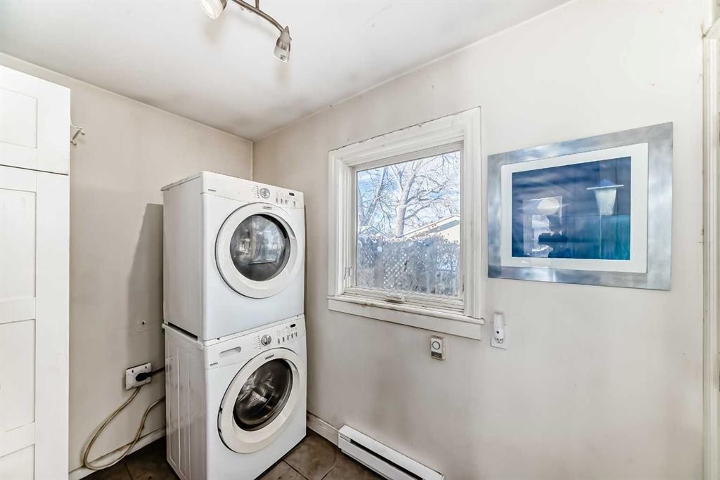 2204 25 Avenue Nw, Calgary, AB - Indoor Photo Showing Laundry Room