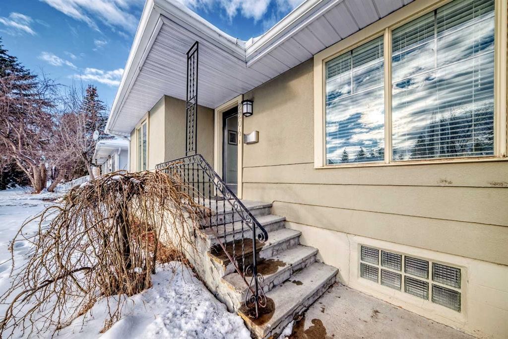 2204 25 Avenue Nw, Calgary, AB - Outdoor