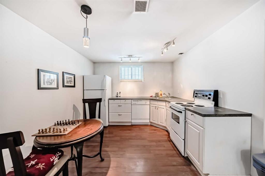 2204 25 Avenue Nw, Calgary, AB - Indoor Photo Showing Kitchen