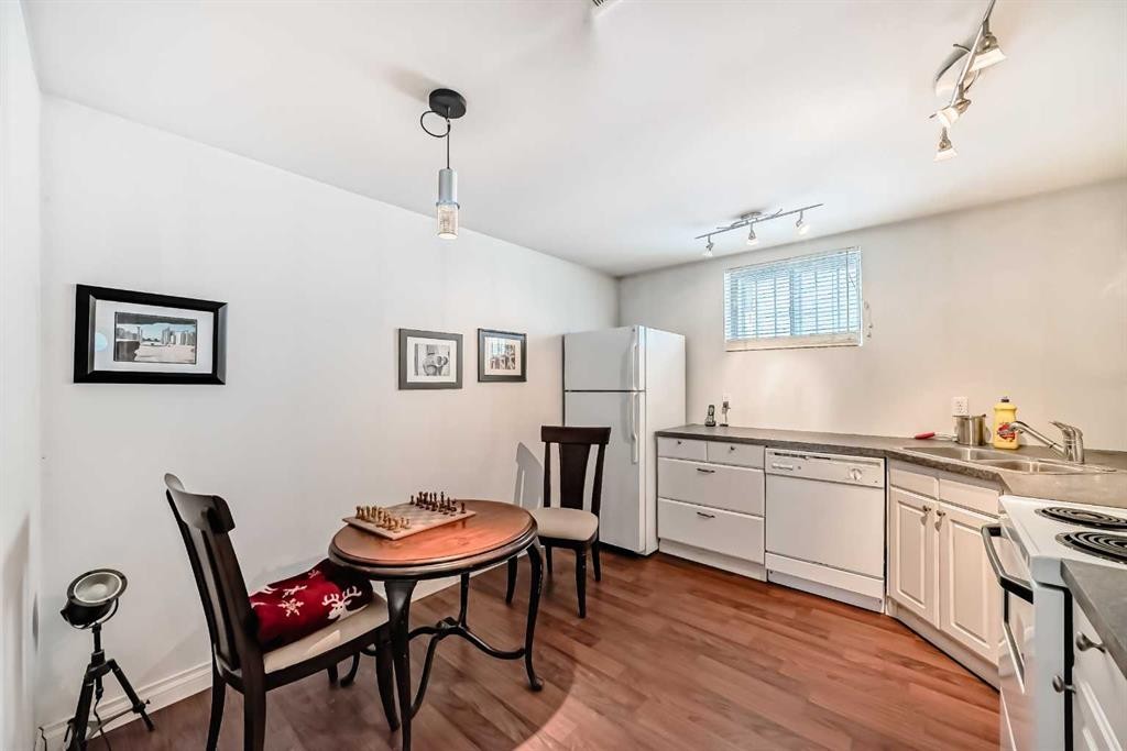 2204 25 Avenue Nw, Calgary, AB - Indoor