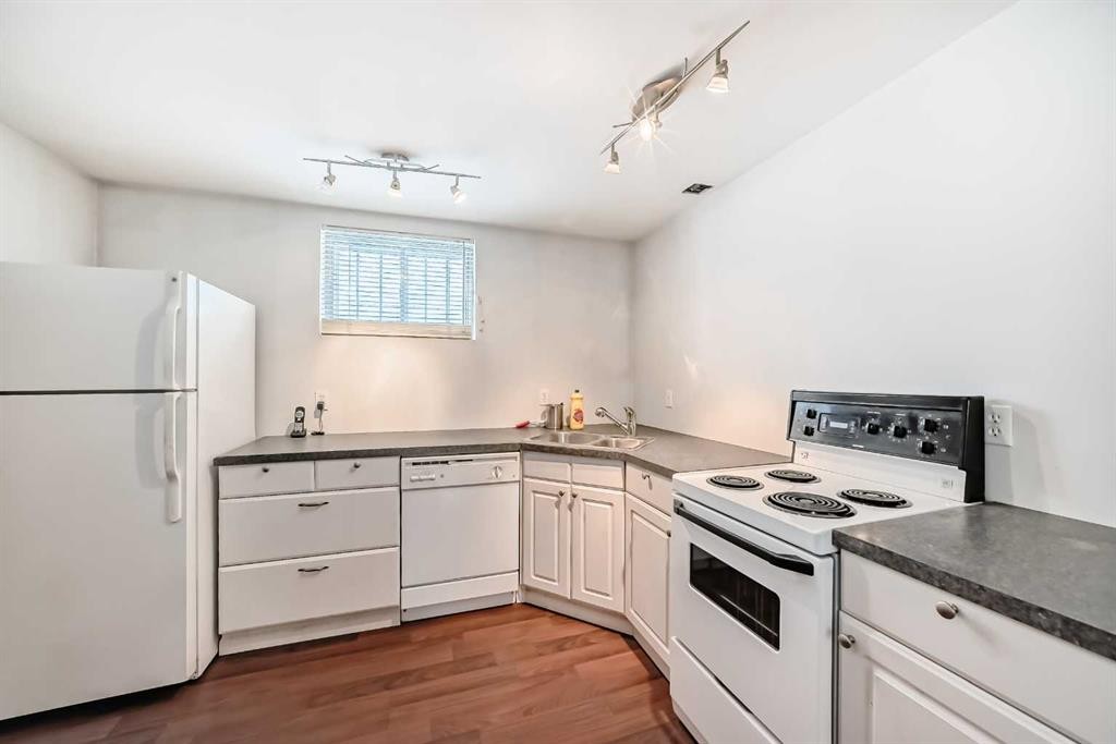 2204 25 Avenue Nw, Calgary, AB - Indoor Photo Showing Kitchen