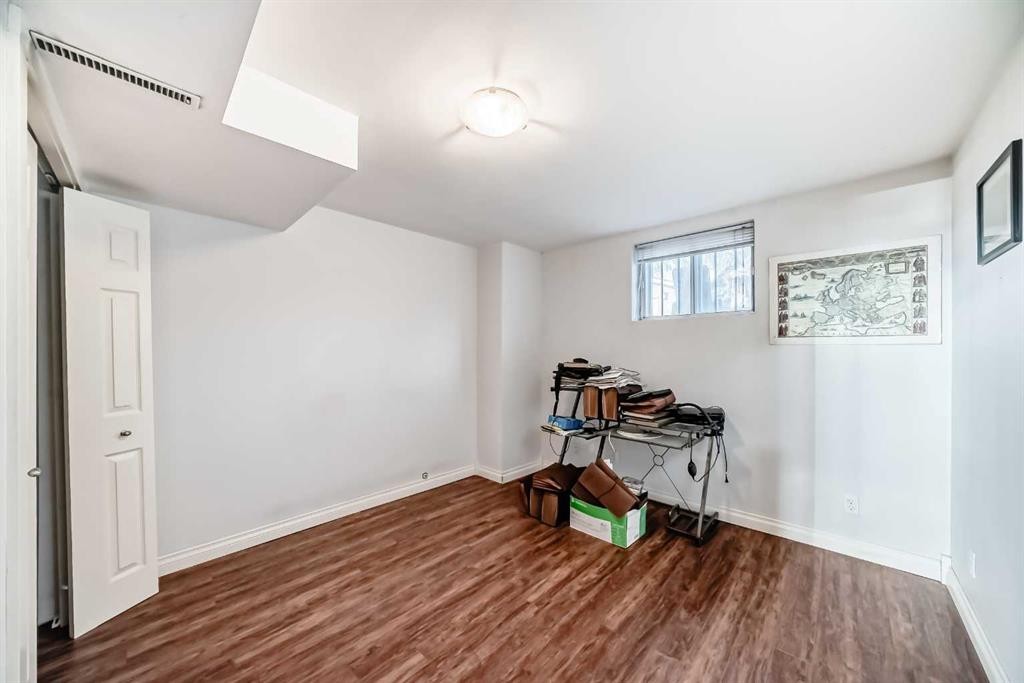 2204 25 Avenue Nw, Calgary, AB - Indoor