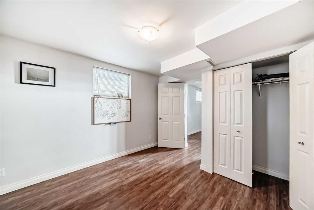 2204 25 Avenue Nw, Calgary, AB - Indoor Photo Showing Other Room