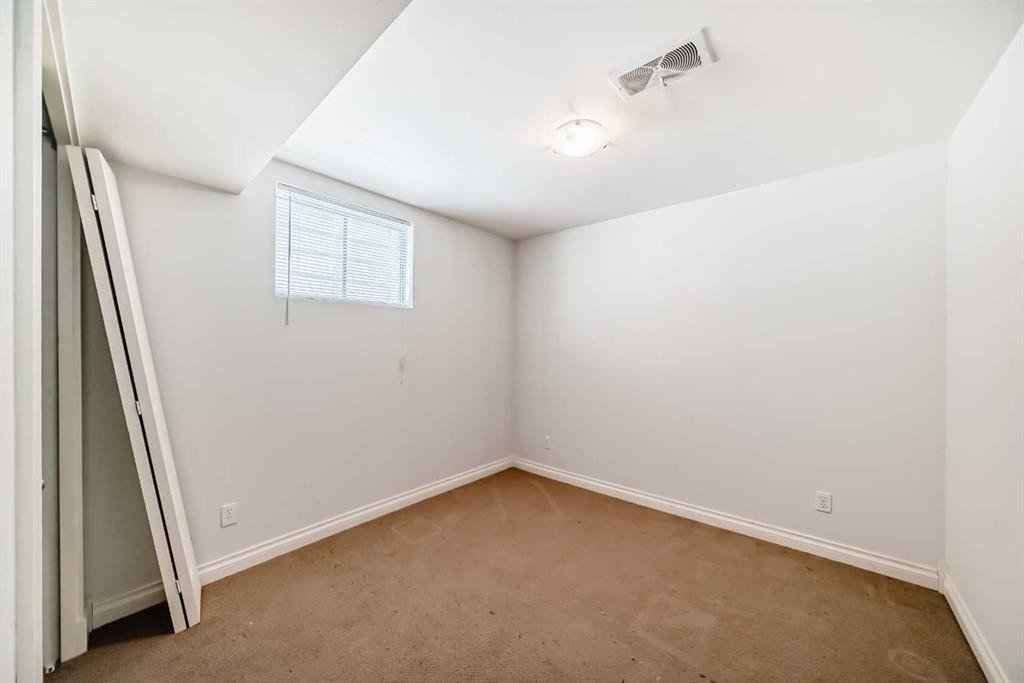 2204 25 Avenue Nw, Calgary, AB - Indoor Photo Showing Other Room