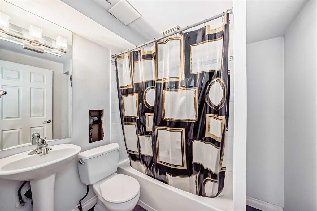 2204 25 Avenue Nw, Calgary, AB - Indoor Photo Showing Bathroom