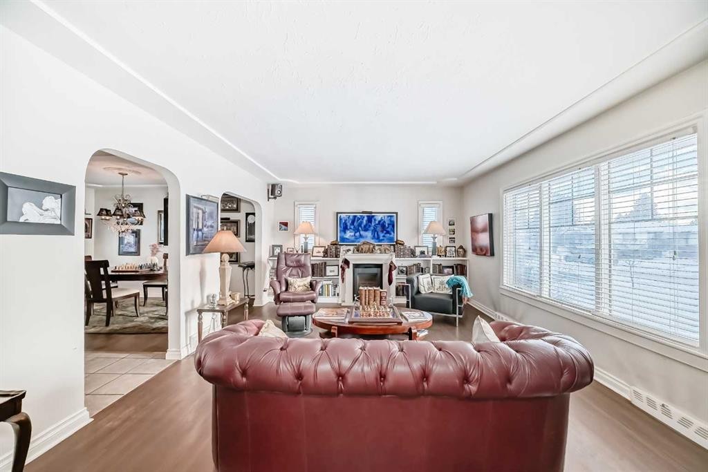 2204 25 Avenue Nw, Calgary, AB - Indoor Photo Showing Living Room